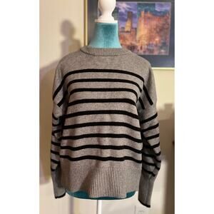 Philosophy, gray sweater with black pins stripes
Excellent condition 
Size large